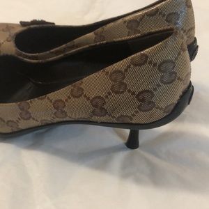 Gucci Beige GG Crystal Canvas Bow Pumps Size 35.5